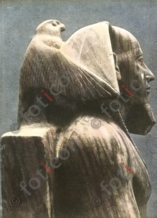 Skulptur des Pharao Chefren mit Horusfalken | Sculpture of Pharaoh Chefren with Horus Falcons (foticon-simon-008-020.jpg)